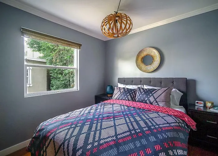 Stylish 2 Bed & 2 Bath At The Heart Of Hollywood With Free Parking - One Car Only