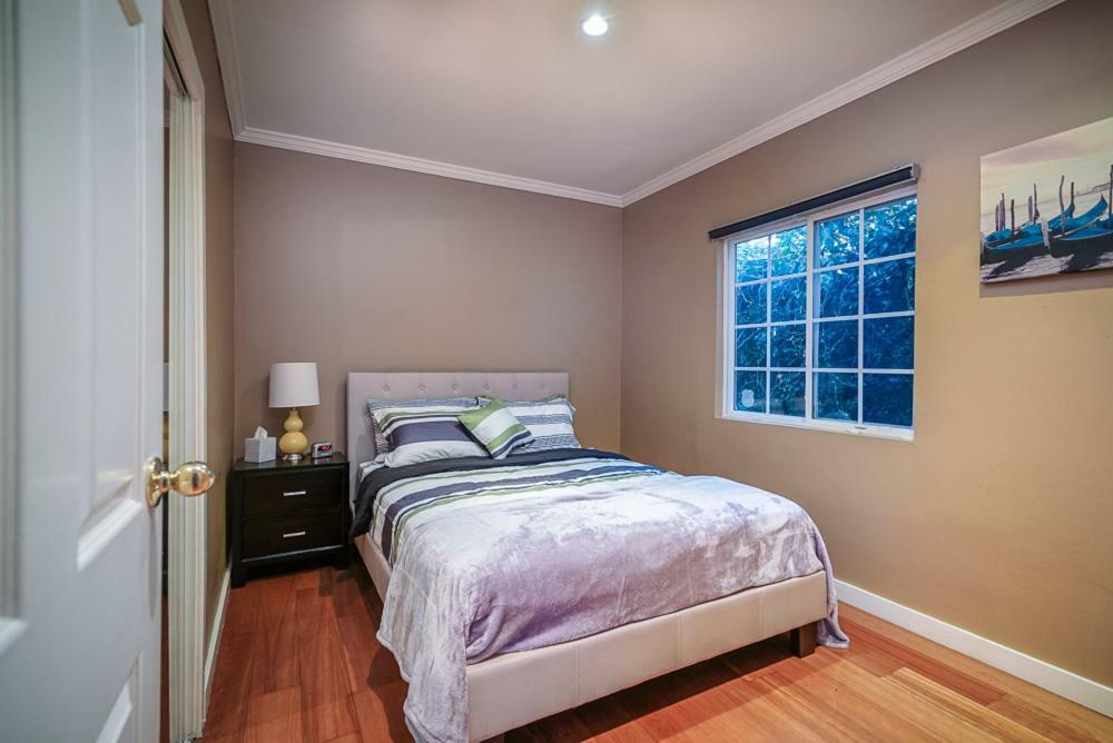 Stylish 2 Bed & 2 Bath At The Heart Of Hollywood With Free Parking - One Car Only Apartment