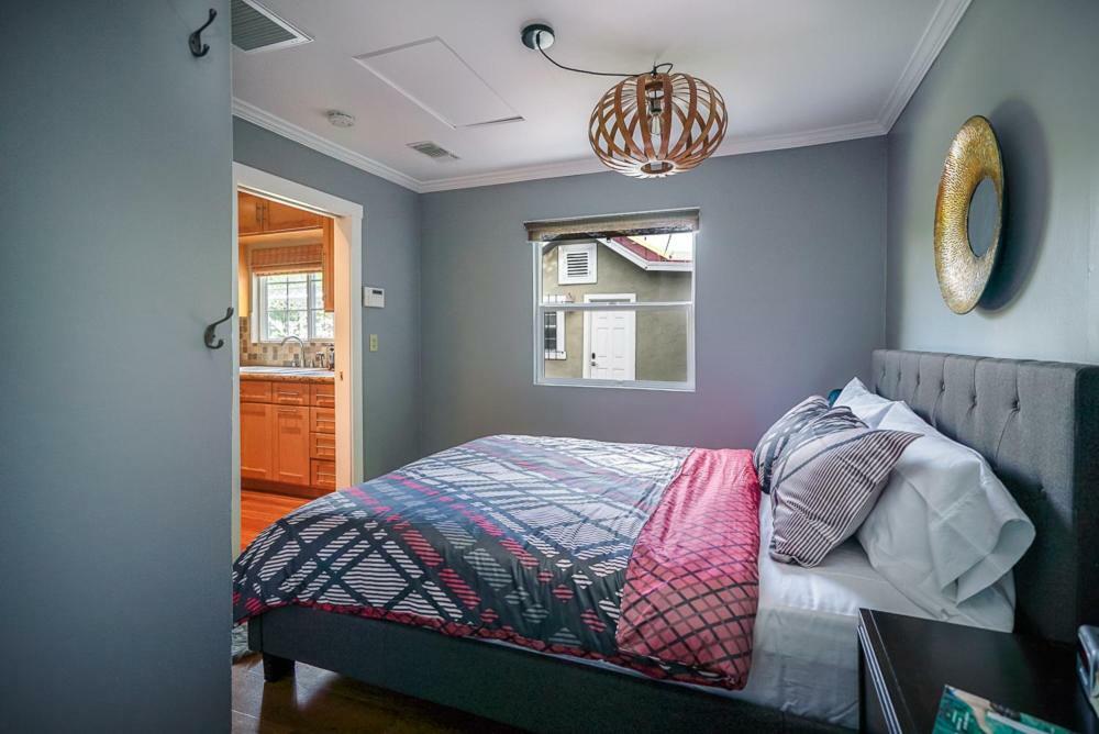 Stylish 2 Bed & 2 Bath At The Heart Of Hollywood With Free Parking - One Car Only Appartamento